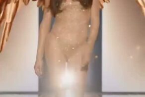 Шикарная Адриана Лима на подиуме Victoria's Secret Fashion Show 2025