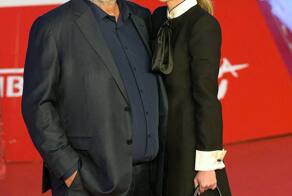 66-летний Люк Бессон вышел на красную дорожку Римского кинофестиваля с возлюбленной Сарой Сальдманн, которая младше режиссера на 32 года