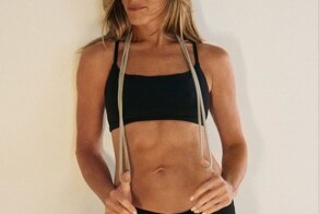 Дженнифер Энистон мотивирует нас на занятия спортом