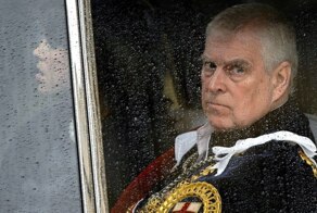 Принц Эндрю перестал быть принцем Букингемский дворец подтвердил, что начал процесс лишения брата Карла III всех титулов, в том числе того, какой он носит по праву рождения, а также выселения его из королевской резиденции