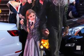 Брэдли Купер, Ирина Шейк и их дочь Лея на праздновании Хэллоуина в Нью-Йорке 