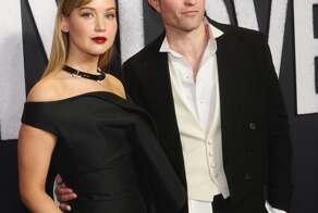 Дженнифер Лоуренс и Роберт Паттинсон на красной дорожке в Нью-Йорке на премьере их нового фильма «Умри, моя любовь»