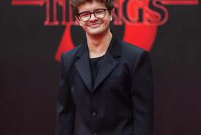 Гейтен Матараццо поделился фотографиями с кастом сериала «Очень странные дела»