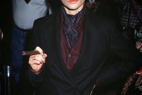 Деми Мур показала свои архивные фотографи, на которых она, на Хэллоуин в 1997 году, перевоплотилась в Гомеса Адамс