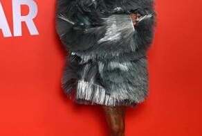 Синтия Эриво, Том Хиддлсон с Зави Эштон и Хиро Файнс Тиффин на красной  дорожке церемонии награждения British GQ Men of the Year Award