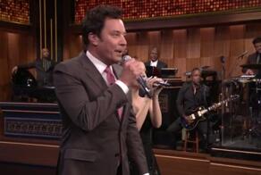 Ариана Гранде и Джимми Фэллон в эфире шоу «The Tonight Show» исполнили знаменитые дуэты