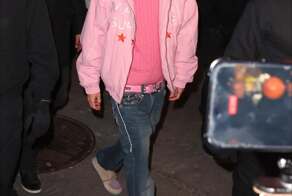 Тимоти Шаламе с шиком явился на поп-ап мероприятие фильма «Marty Supreme» в ярко-розовом наряде