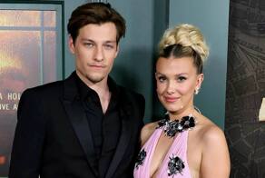 На интервью с Ноа Шнаппом Милли Бобби Браун сообщила, что после свадьбы сменила фамилию, в документах она теперь «Милли Бобби Бонджови»