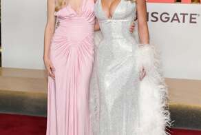 Аманда Сейфрид и Сидни Суини на красной дорожке премьеры их фильма «The Housemaid»