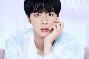 Сегодня свой 33-ий день рождения празднует Джин из BTS