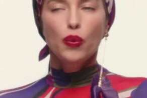 Ирина Шейк стала лицом праздничной кампании бренда Pucci