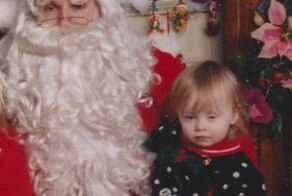 Cабрина Карпентер поделилась архивным фото с Сантой