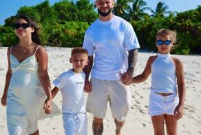 Джиган по традиции поделился семейной фотосессией с отдыха - они улетели на курорт впервые без Оксаны Самойловой