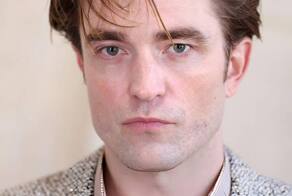 Роберт Паттинсон и Джейми Дорнан на показе мужской коллекции Dior в рамках Парижской недели моды