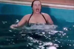 Актриса Джейн Рассел упала в бассейн, но осталась в образе, создав один из самых запоминающихся моментов в своей карьере