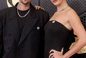 Джастин Бибер выступал на сцене Грэмми в одних трусах, чтобы показать всему миру новую татуировку