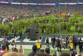 Бэд Банни использовал настоящих людей, замаскированных под кусты, во время своего выступления в перерыве Супербоула