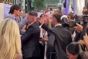 К Джейкобу Элорди на премьеру «Грозового перевала» в Сиднее пришли его школьные друзья