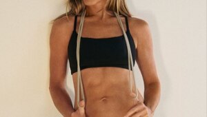 Дженнифер Энистон мотивирует нас на занятия спортом