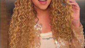 Мэрайя Кэри ненавязчиво напоминает, что ещё не время  и мы с ней согласны!