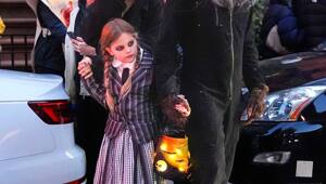 Брэдли Купер, Ирина Шейк и их дочь Лея на праздновании Хэллоуина в Нью-Йорке 