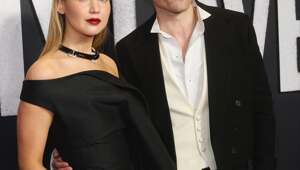 Дженнифер Лоуренс и Роберт Паттинсон на красной дорожке в Нью-Йорке на премьере их нового фильма «Умри, моя любовь»