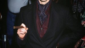 Деми Мур показала свои архивные фотографи, на которых она, на Хэллоуин в 1997 году, перевоплотилась в Гомеса Адамс