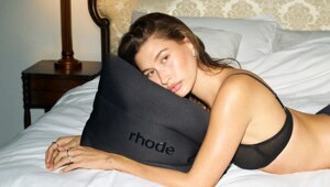 Хейли Бибер выпустила лимитированную коллекцию Rhode Birthday Edit 2025 в честь своего 29-летия