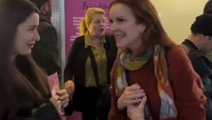 Русскоговорящая поклонница встретила звезду «Отчаянных домохозяйек» Марсию Кросс после спектакля и попросила на камеру передать привет 16-летней дочери, которая только начала смотреть культовый сериал