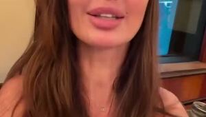 Виктория Боня возмущена тем, что цвет бренда ее косметики сравнивают с Тиффани: «Это цвет, который символизирует небо в Забайкалье, под которым я росла, там самое голубое, самое яркое небо!