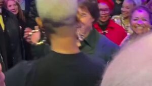  Заряжаемся позитивным настроением от Тома Круза, который зажег на танцполе после получения почётного «Оскара»