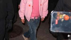 Тимоти Шаламе с шиком явился на поп-ап мероприятие фильма «Marty Supreme» в ярко-розовом наряде