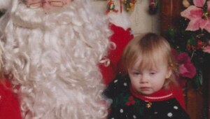 Cабрина Карпентер поделилась архивным фото с Сантой