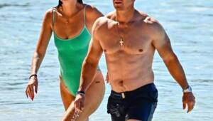 Марк Уолберг и его супруга Риа Дарем рождественские каникулы решили провести с компанией друзей в солнечном Бриджтауне на Барбадосе