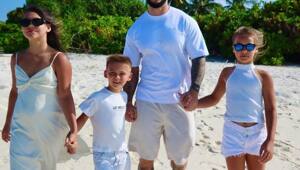 Джиган по традиции поделился семейной фотосессией с отдыха - они улетели на курорт впервые без Оксаны Самойловой