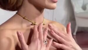 Рассмотрим поближе артефакт на шее Марго Робби ️