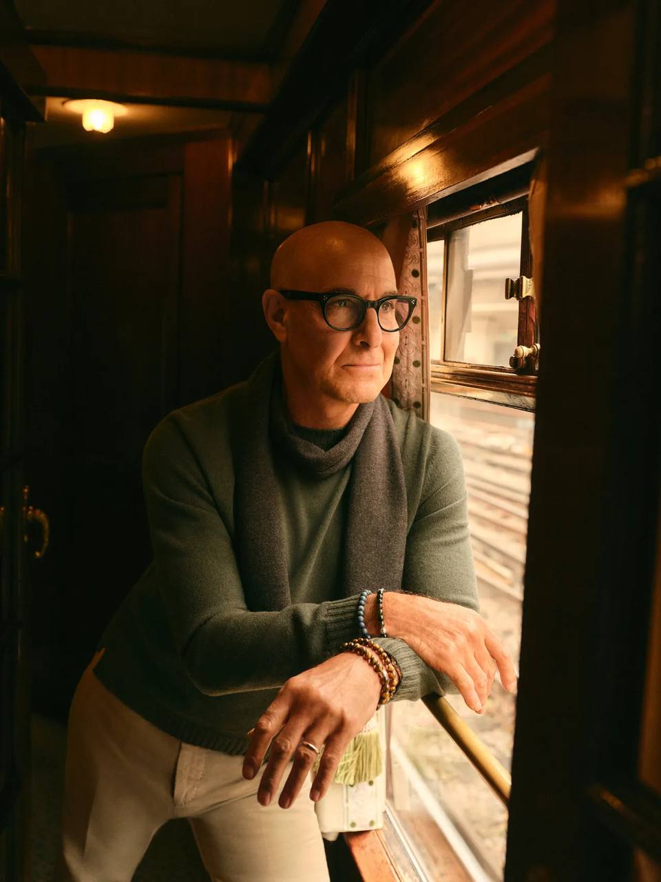 Стэнли Туччи представил капсульную коллекцию The Art of Travelling в партнёрстве с британским люксовым брендом кашемира N Peal