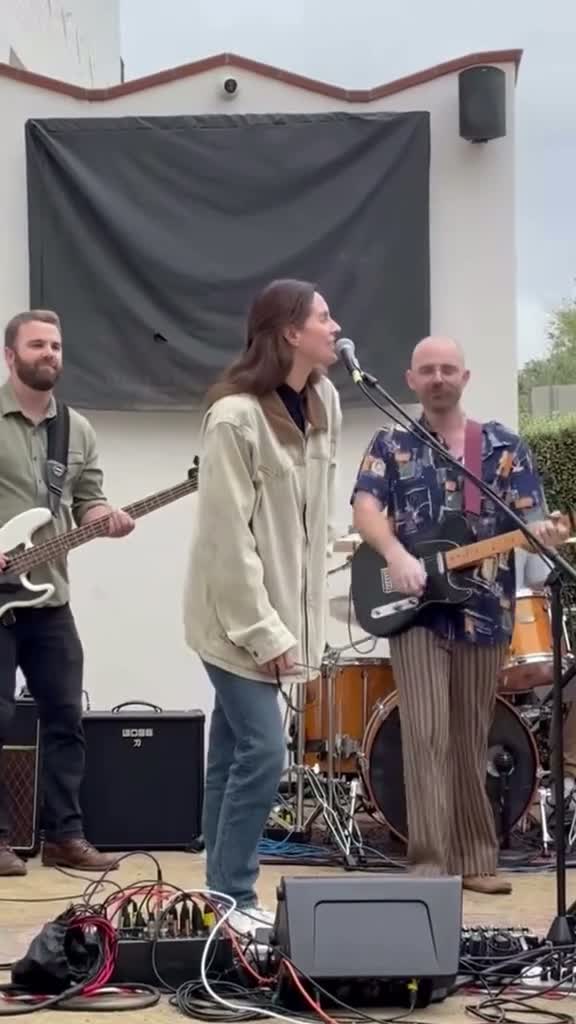 Лана Дель Рей спела с уличной группой свой трек «West Coast»