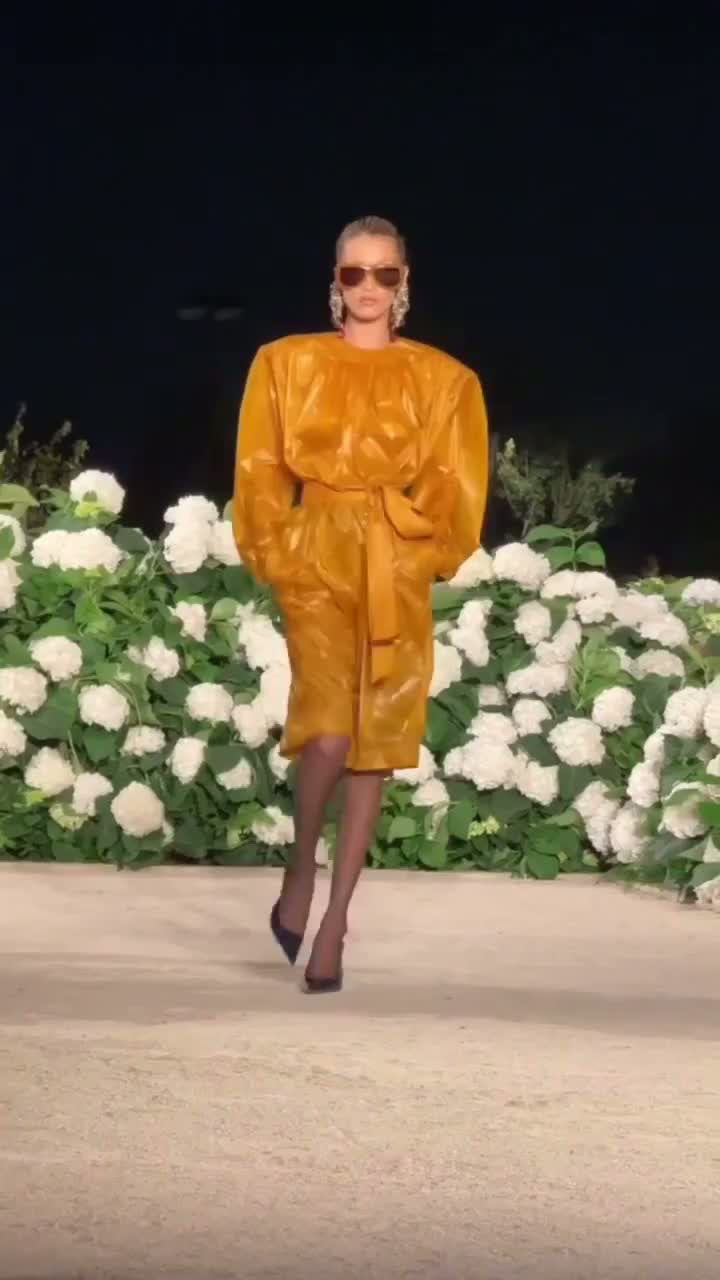 Белла Хадид приняла участие в показе Saint Laurent на Неделе моды в Париже