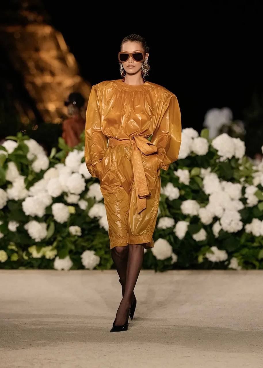 Белла Хадид приняла участие в показе Saint Laurent на Неделе моды в Париже