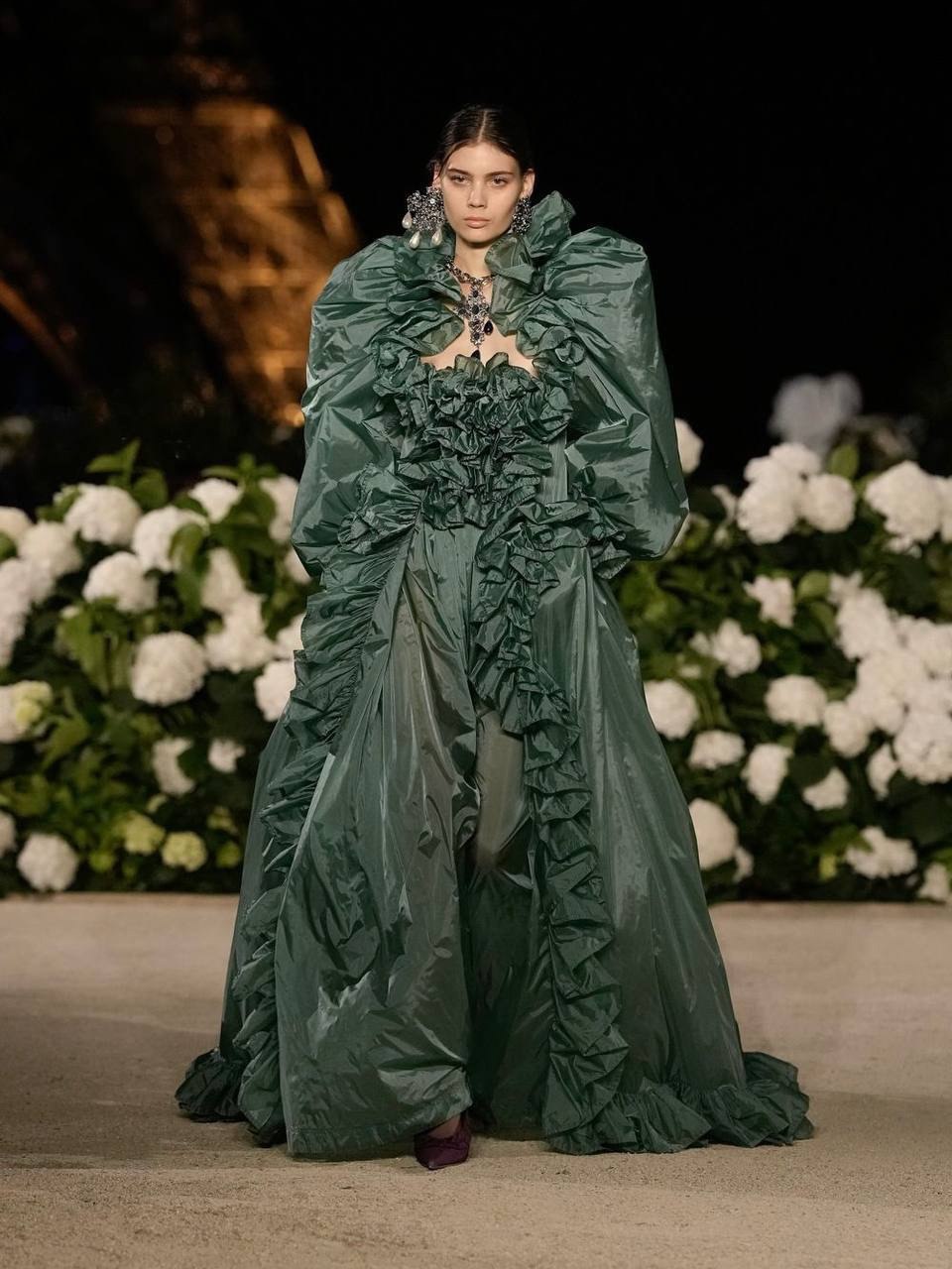 Хейли Бибер, Зои Кравиц, Charli XCX и Rosé на показе женской коллекции Saint Laurent в Париже