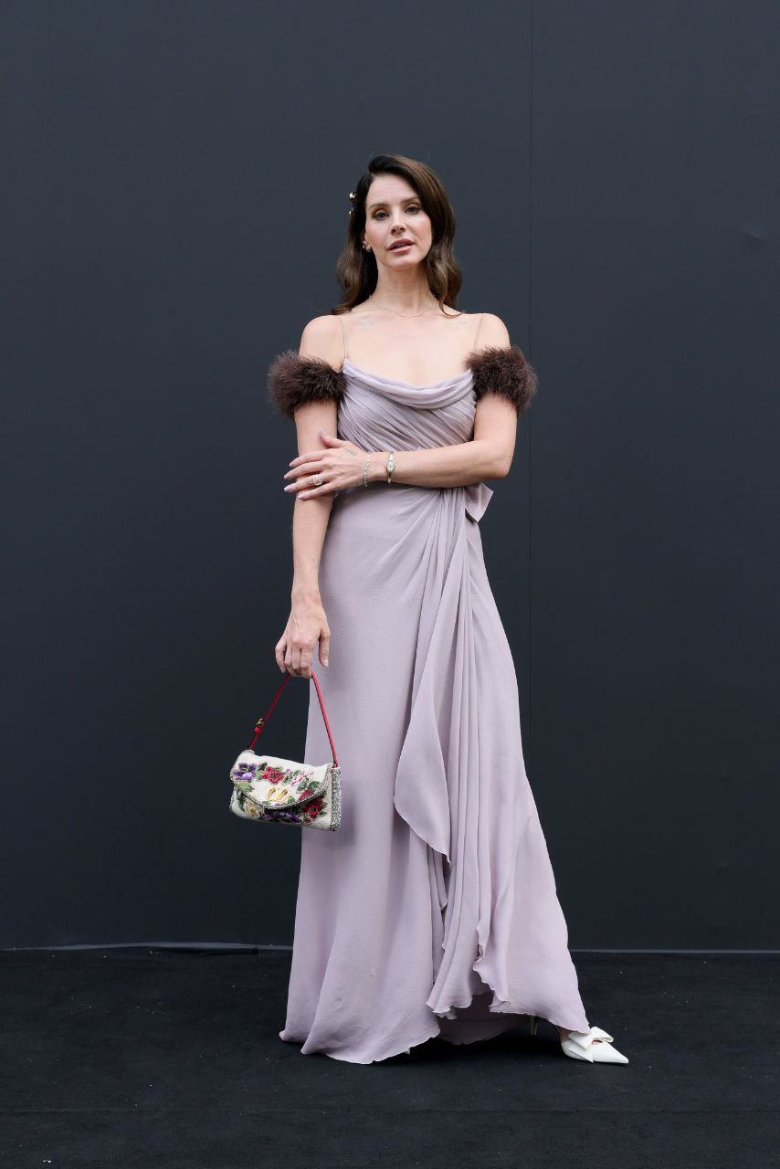 Лана Дель Рей со своим мужем посетила показ коллекции «Valentino» весна/лето 2026 на Неделе моды в Париже