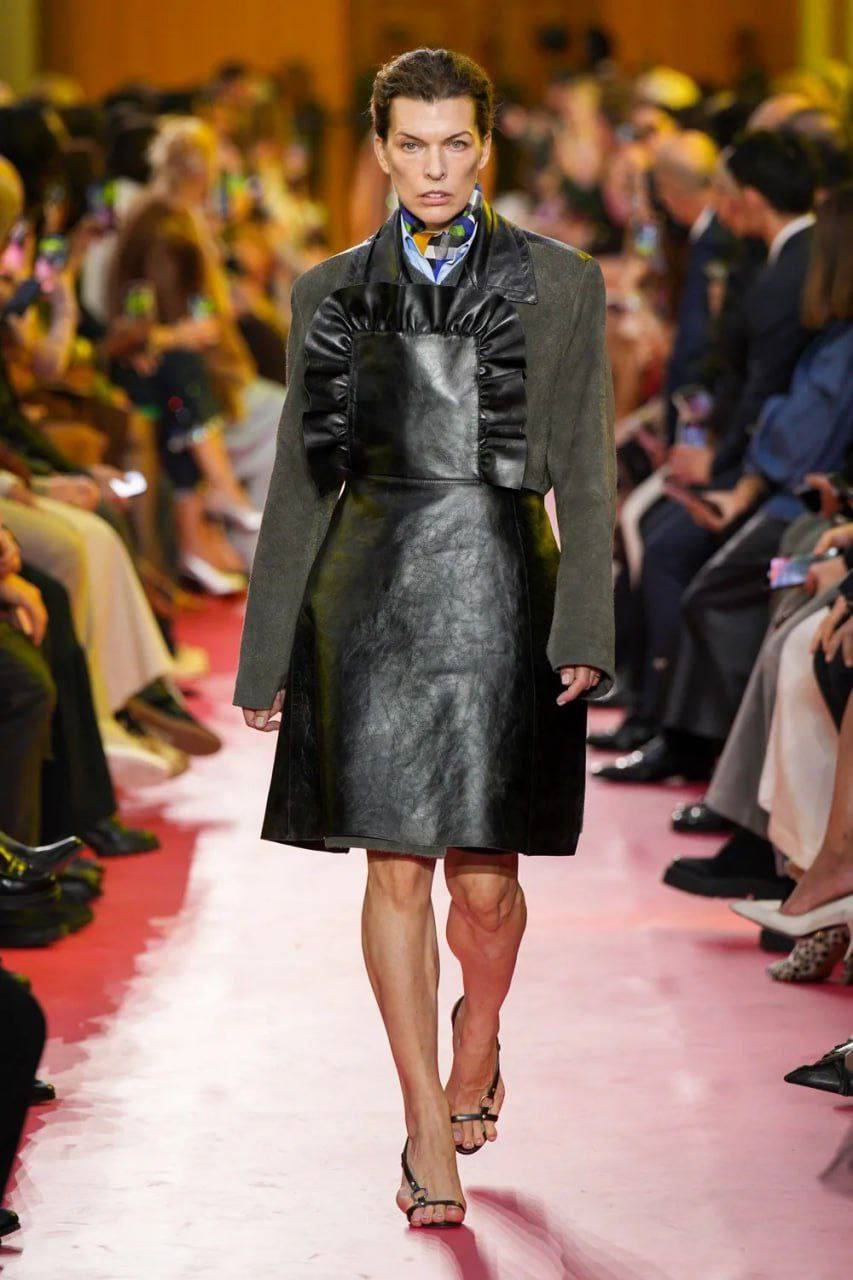 Похудевшая Мила Йовович на показе MiuMiu, весна/лето 26