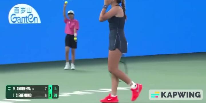 18-летняя спортсменка из Красноярска Мирра Андреева не смогла сдержать эмоций после неудачного розыгрыша