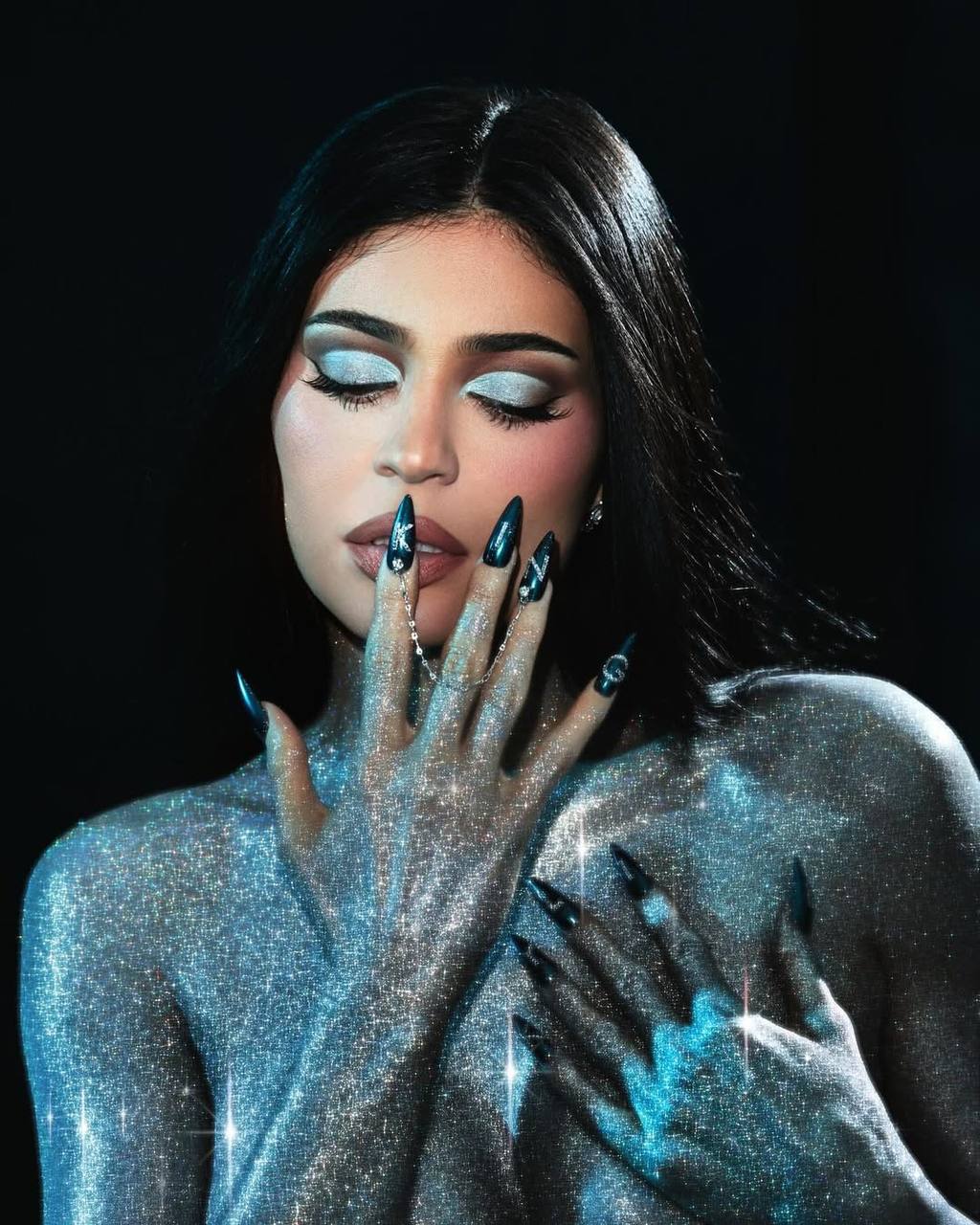 Кайли Дженнер для своего косметического бренда Kylie Cosmetics