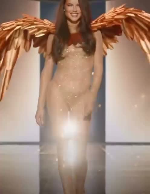 Шикарная Адриана Лима на подиуме Victoria's Secret Fashion Show 2025