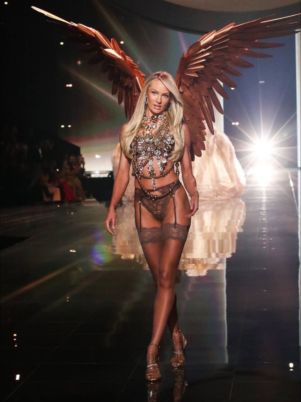 Начинаем утро с показа Victoria’s Secret 2025
