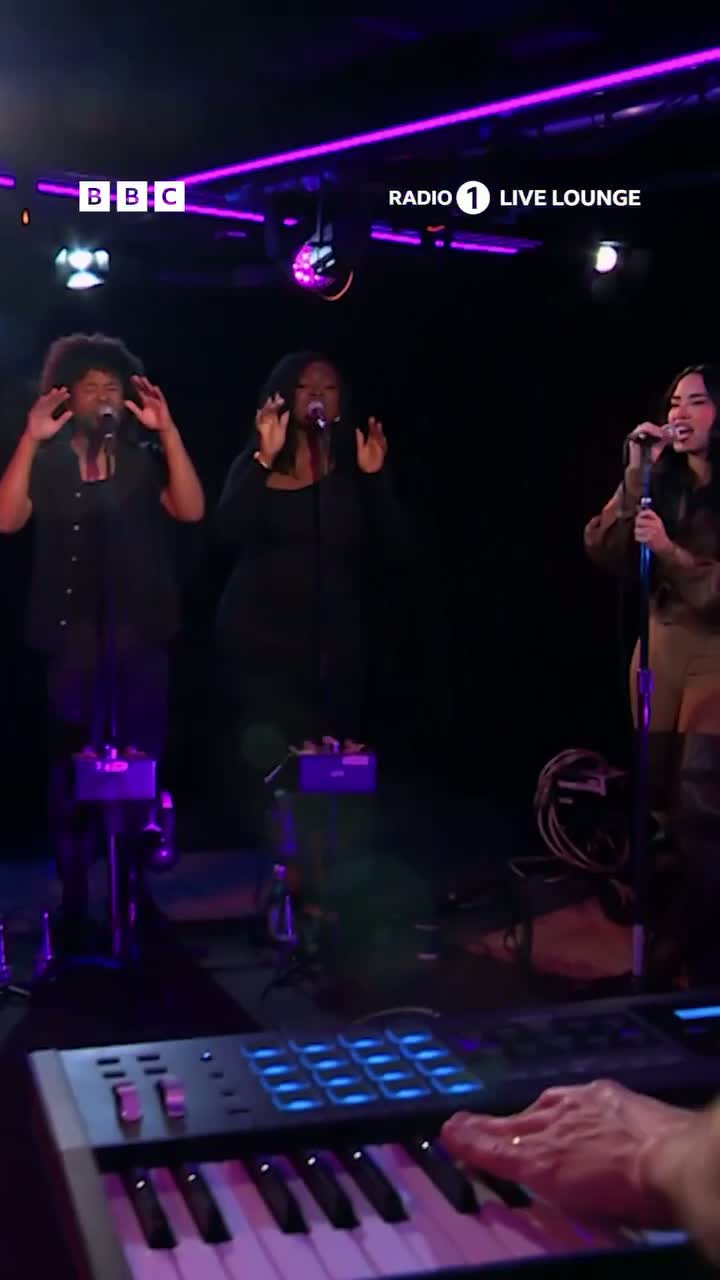 Деми Ловато исполнила микс песен Леди Гаги «Disease» и «Perfect Celebrity» для Live Lounge на BBC Radio 1: