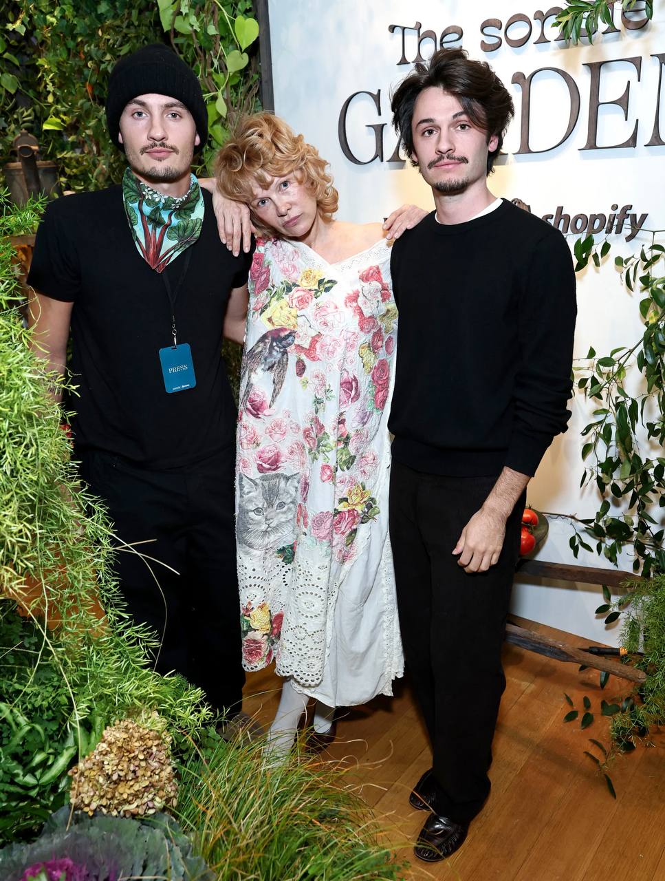 Памела Андерсон вышла в свет со своими сыновьямиВ Нью-Йорке прошло открытие поп-ап магазина косметического бренда Sonsie, основанного Памелой Андерсон