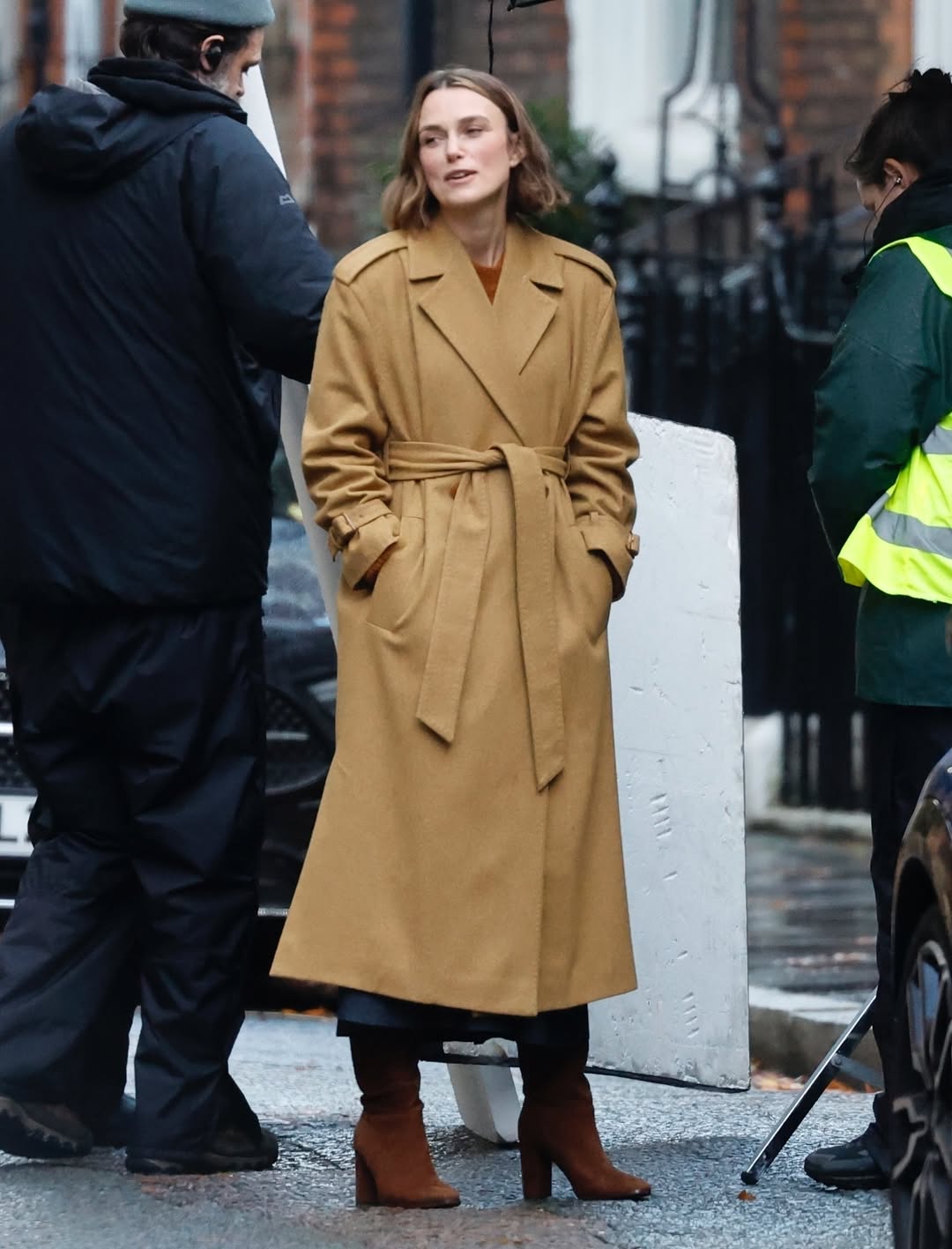 Кира Найтли на съёмочной площадке 2-ого сезона сериала «Black Doves»